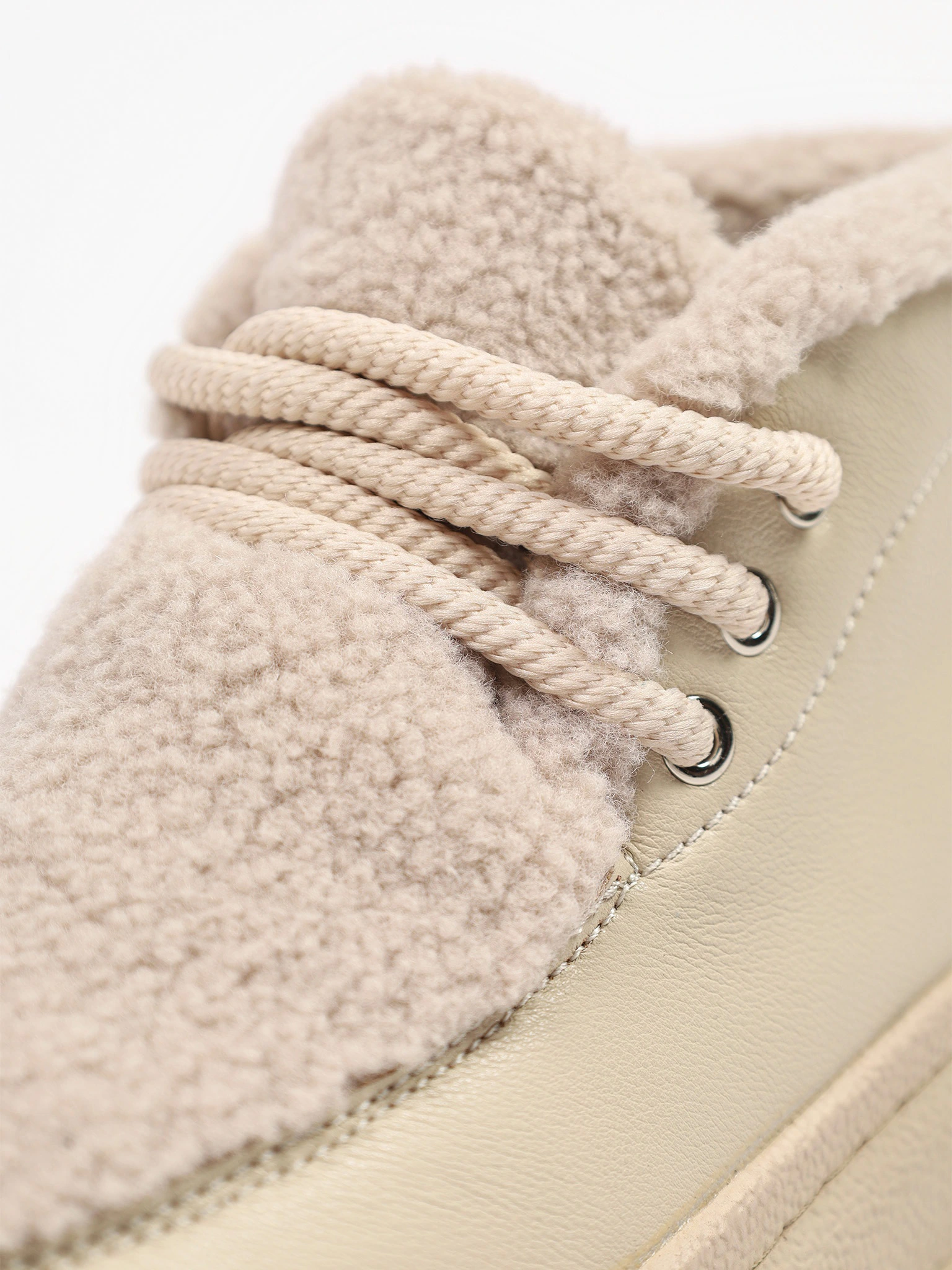 Ботинки комбинированные бежевого цвета на средней платформе